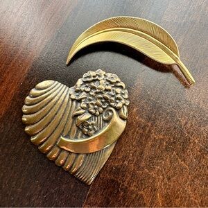 Set of 2 Golden Vintage‎ Brooch Pins